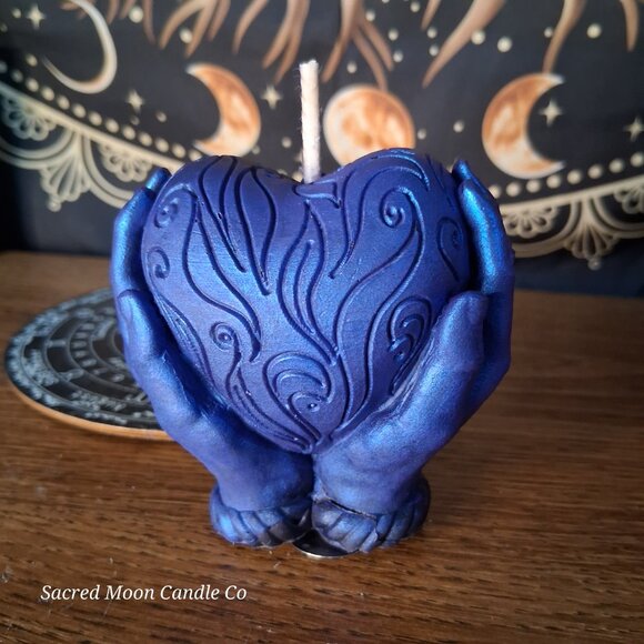 The Alchemist Embrace Saffron and Patchouli Scented Heart in Hands Candle - Picture 11 of 11